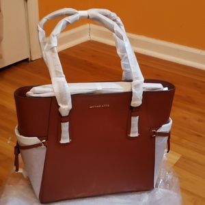 VOYAGER EASTWEST CROSSGRAIN LEATHER TOTE